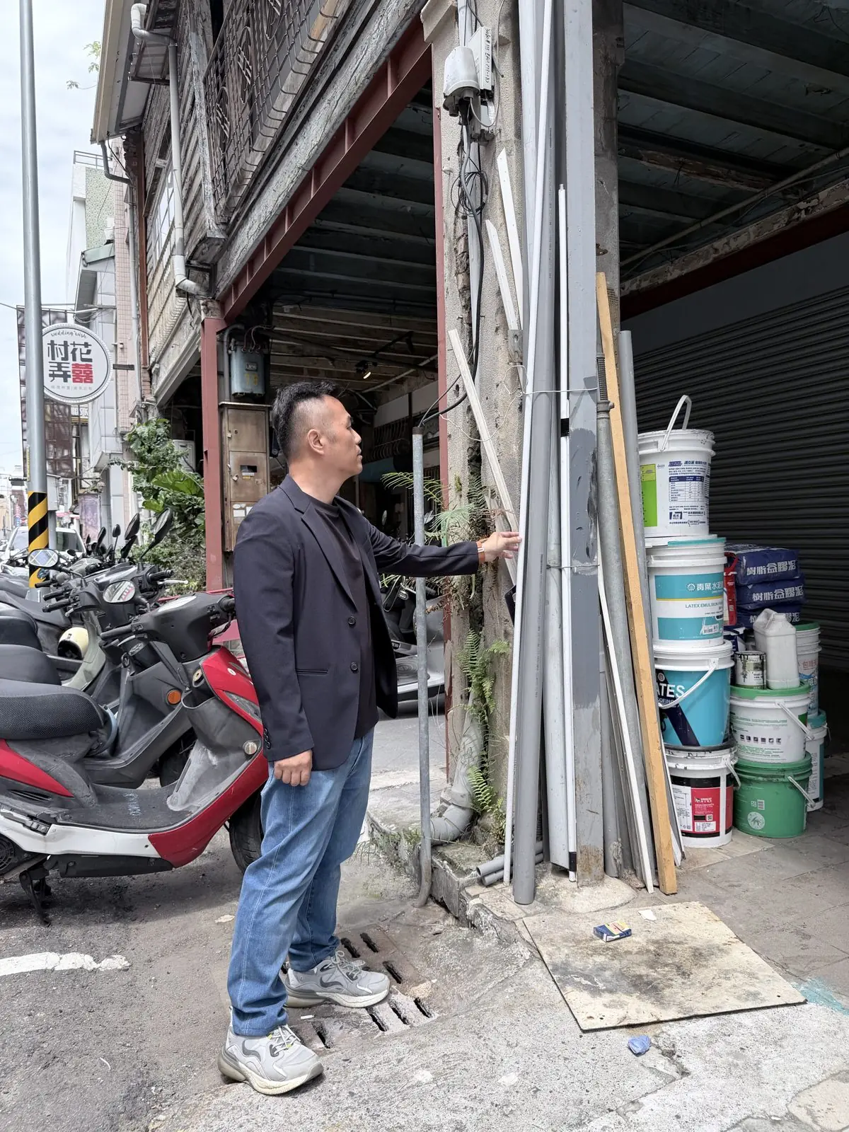 謝佑祥評估老屋外部管線與整體屋況